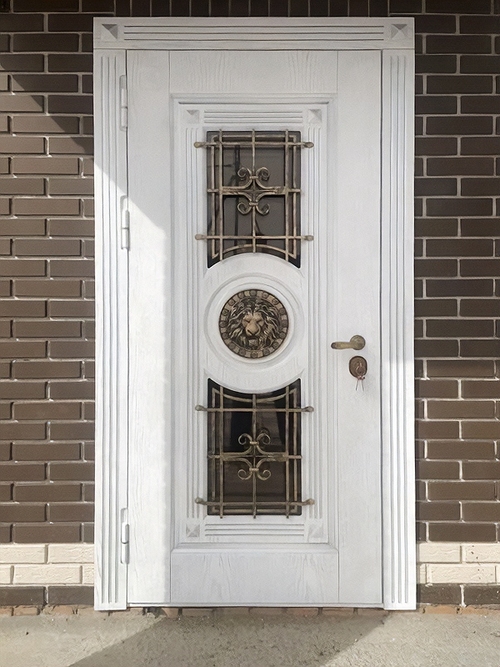 Дверь белого цвета с ковкой