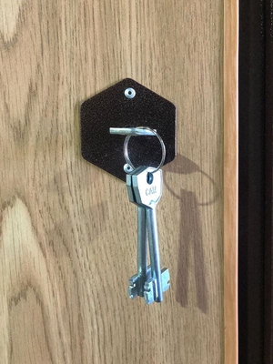 Замок двери с ламинатом