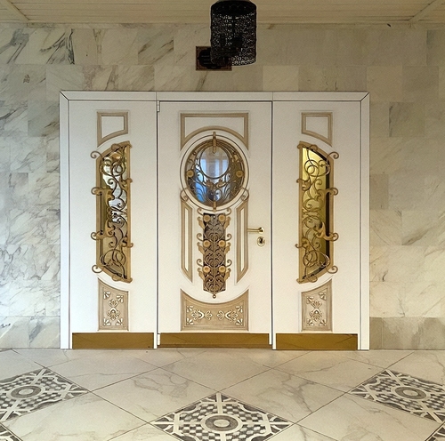 Парадная дверь белого цвета