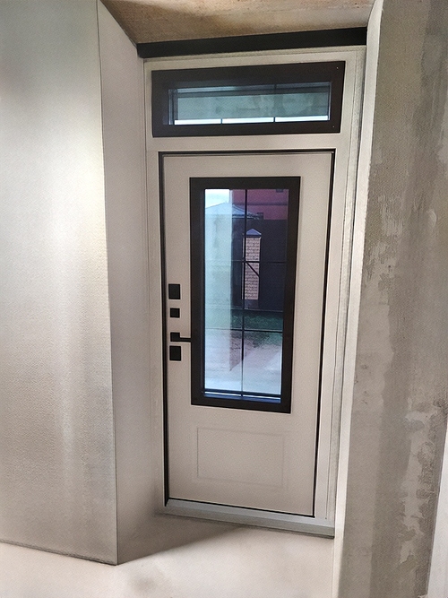 Стальная дверь с остеклением